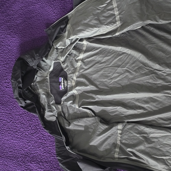 Patagonia Men's Stretch Raincoat with Gray Accents - Picture 5 of 5